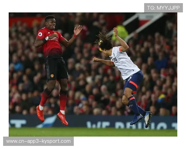 英超曼联vs伯恩茅斯，球迷看台致敬查尔顿