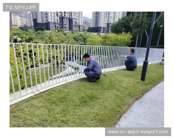 草皮维护团队在严寒中保养场地质量