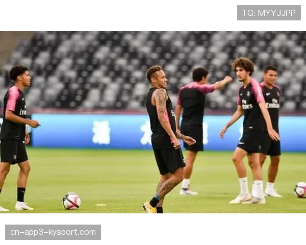 特写：莱比锡球迷在对手进球后沉默，随后用歌声鼓舞球队